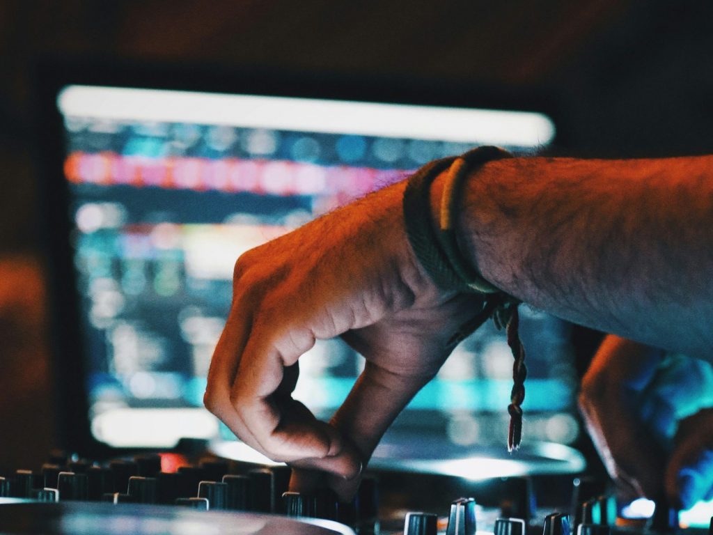 aref-loni-fvNZmc6hao0-unsplash